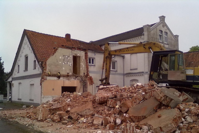 企业拆迁补偿维权案例：厂房被错误封堵门窗，在明拆迁律师诉讼“破窗而胜”！