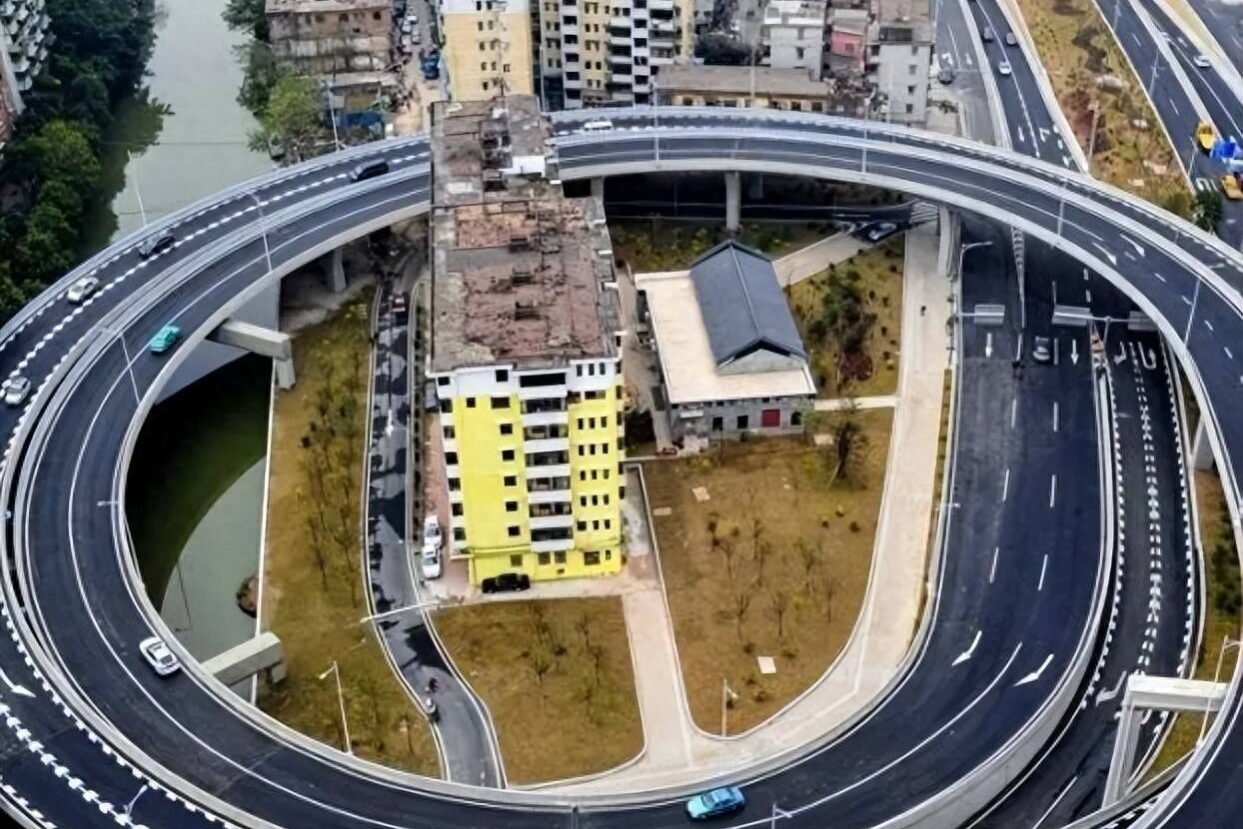 1753161812-湖南长沙白云路260号拆迁现“钉子户”:基础设施改造项目能否启动强制程序?